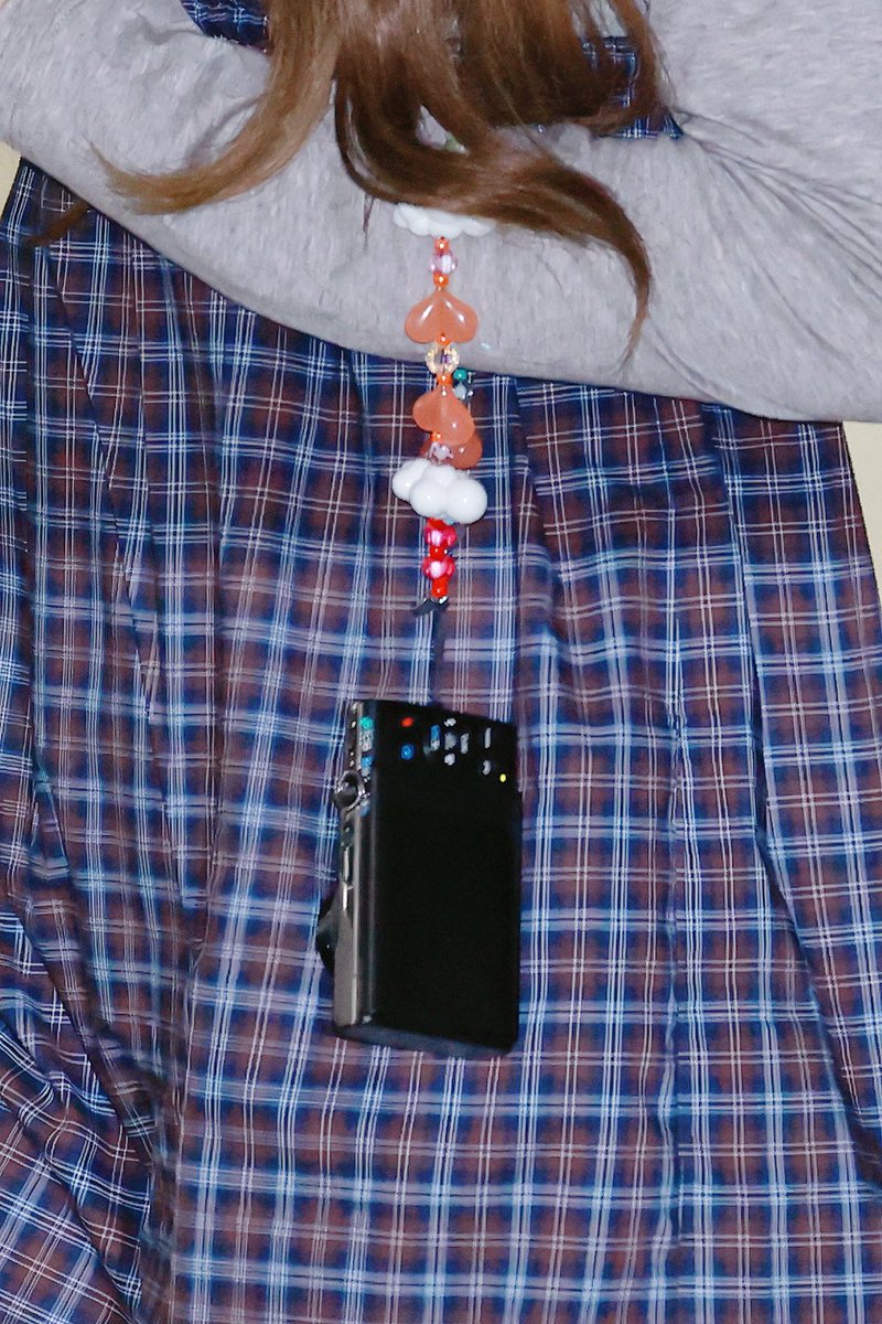 ellauniverse08's tweet photo. Her &amp; the camera she mentioned on live
카메라도 스트랩도 너무 귀여워!!! 사람도🤭

#엘라 #미야오 #ELLA #MEOVV https://t.co/lULgymJTQk