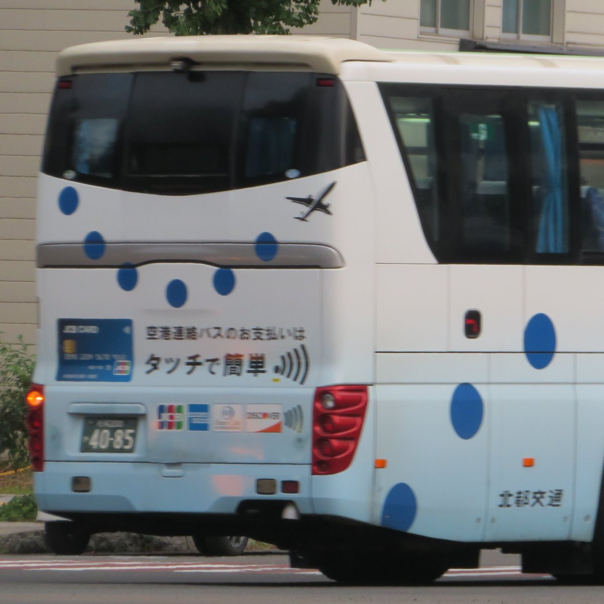 s200ka5367's tweet photo. 2026.9.30運行分
#新千歳空港連絡バス運用（S 札幌都心・福住線）
新千歳空港発
14:05発：札幌200か5754
14:25発（京王プラザホテル行）：札幌200か6367
14:35発：札幌200か4085（「#JCB クレジットカード タッチ決済」ラッピング広告車）

#北海道中央バス高速運用　#北都交通高速運用 https://t.co/ZqsoB7TZ4u
