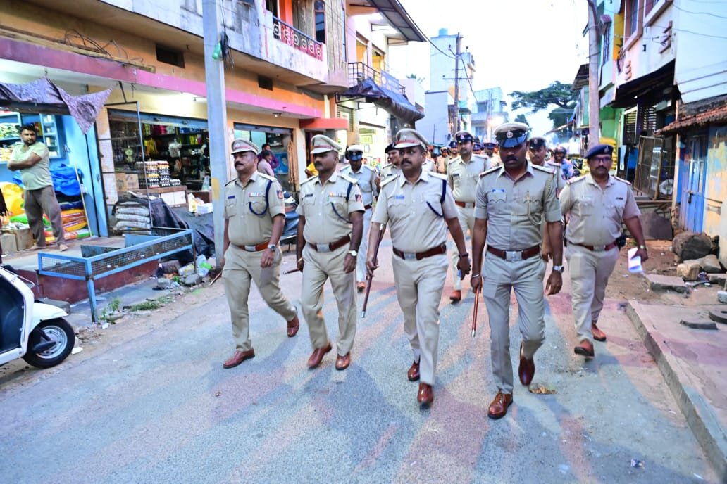 SPmysuru's tweet photo. ನಂಜನಗೂಡು ಪಟ್ಟಣದಲ್ಲಿ ಗಣೇಶ ವಿಸರ್ಜನೆ ಸಂಬಂಧ ಕಾನೂನು ಸುವ್ಯವಸ್ಥೆ ಕಾಪಾಡುವ ನಿಟ್ಟಿನಲ್ಲಿ ಈ ದಿನ ಸಂಜೆ ನಂಜನಗೂಡು ಪಟ್ಟಣದಲ್ಲಿ ಪಥ ಸಂಚಲನ ನಡೆಸಲಾಯಿತು. https://t.co/CDYBfuqaPQ