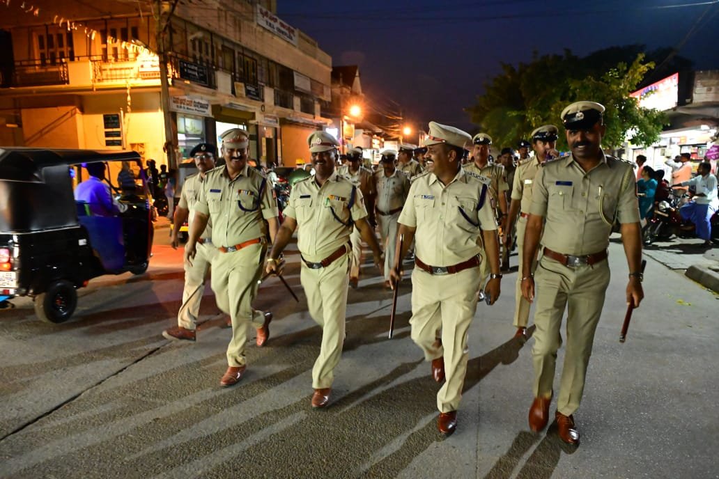 SPmysuru's tweet photo. ನಂಜನಗೂಡು ಪಟ್ಟಣದಲ್ಲಿ ಗಣೇಶ ವಿಸರ್ಜನೆ ಸಂಬಂಧ ಕಾನೂನು ಸುವ್ಯವಸ್ಥೆ ಕಾಪಾಡುವ ನಿಟ್ಟಿನಲ್ಲಿ ಈ ದಿನ ಸಂಜೆ ನಂಜನಗೂಡು ಪಟ್ಟಣದಲ್ಲಿ ಪಥ ಸಂಚಲನ ನಡೆಸಲಾಯಿತು. https://t.co/CDYBfuqaPQ