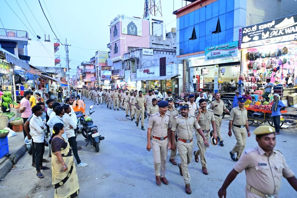 SPmysuru's tweet photo. ನಂಜನಗೂಡು ಪಟ್ಟಣದಲ್ಲಿ ಗಣೇಶ ವಿಸರ್ಜನೆ ಸಂಬಂಧ ಕಾನೂನು ಸುವ್ಯವಸ್ಥೆ ಕಾಪಾಡುವ ನಿಟ್ಟಿನಲ್ಲಿ ಈ ದಿನ ಸಂಜೆ ನಂಜನಗೂಡು ಪಟ್ಟಣದಲ್ಲಿ ಪಥ ಸಂಚಲನ ನಡೆಸಲಾಯಿತು. https://t.co/CDYBfuqaPQ