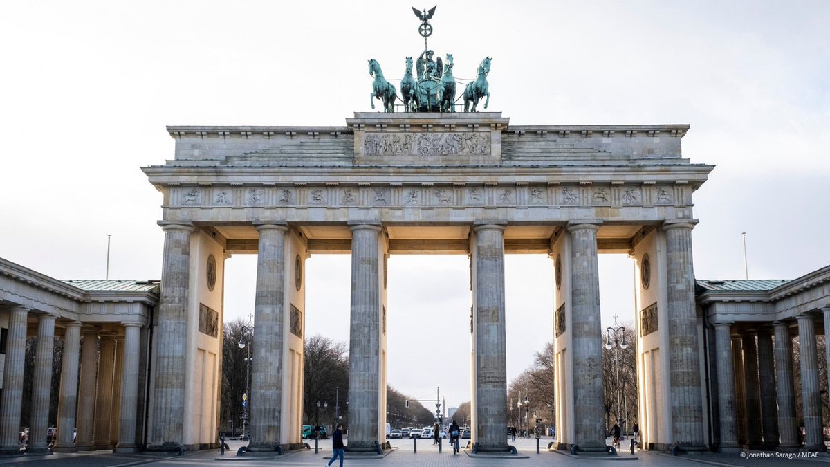 FranzBotschaft's tweet photo. Herzlichen Glückwunsch an unsere 🇩🇪 Freunde zum Tag der Deutschen Einheit! #TagDerDeutschenEinheit https://t.co/OktPgDUB7P