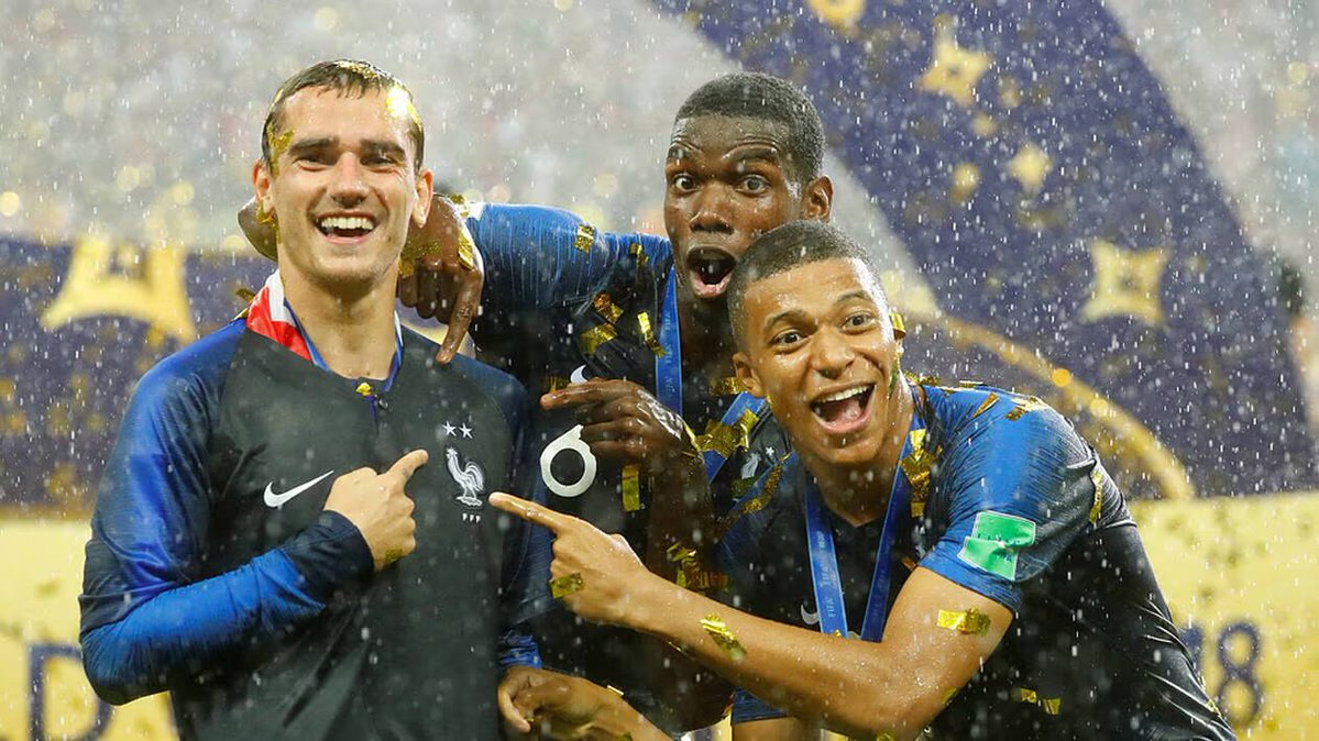 _BeFootball's tweet photo. 🚨 Sur ces 10 noms, QUI MÉRITE ET QUI NE MERITE PAS SA PLACE au “Hall Of Fame” de l’Équipe de France ? 🇫🇷🤔

▫️Zinédine Zidane 
▫️Thierry Henry 
▫️Kylian Mbappé 
▫️Antoine Griezmann 
▫️Franck Ribéry 
▫️Paul Pogba 
▫️Patrick Vieira 
▫️Hugo Lloris 
▫️Karim Benzema
▫️Olivier Giroud https://t.co/x8GjuG3uqM