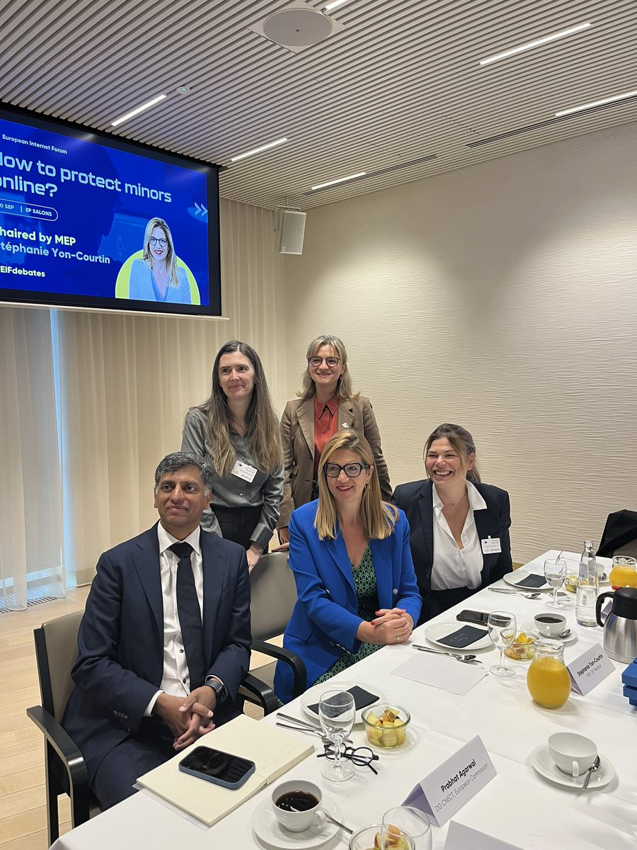 s_yoncourtin's tweet photo. Ce mercredi, au Parlement européen, j'ai ouvert le petit-déjeuner du @EIF4eu sur la protection des mineurs en ligne.

Aux côtés de Prabhat Agarwal
(DG CONNECT), Nadia Jouvraleff (Orange), Bianca-Ioana Marcu (Future of Privacy Forum) et Tara Whalen (WorldWideWeb Consortium) j'ai défendu une position claire: scroll infini, lecture automatique, notifications sans fin : ce n'est pas un accident, c'est un modèle économique. Et l'attention de nos enfants en est le produit.

Aux États-Unis, Meta et TikTok viennent de s'engager à limiter le temps d'écran des adolescents et à couper l'accès la nuit. C'est donc possible. 
Ce qui vaut pour un ado de New York doit valoir pour un ado de Paris : les enfants européens ne sont pas des utilisateurs de seconde zone.

Avec le KIDS Act, ce sera aux plateformes de prouver que leurs services sont sûrs. Notre objectif : rendre à nos enfants la liberté de s'arrêter.

Merci à l'EIF et aux intervenants pour ce débat.

#ProtectionDesMineurs #KIDSAct #DSA