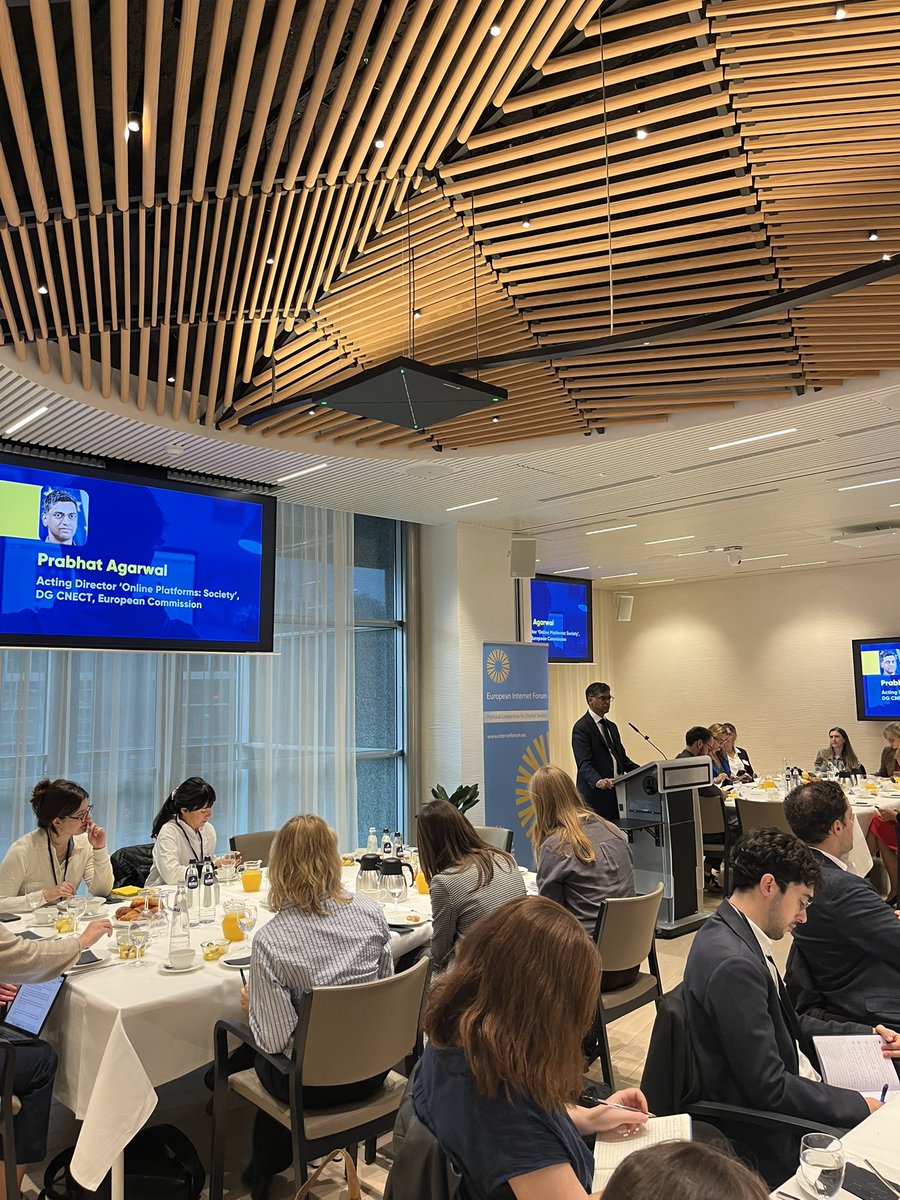 s_yoncourtin's tweet photo. Ce mercredi, au Parlement européen, j'ai ouvert le petit-déjeuner du @EIF4eu sur la protection des mineurs en ligne.

Aux côtés de Prabhat Agarwal
(DG CONNECT), Nadia Jouvraleff (Orange), Bianca-Ioana Marcu (Future of Privacy Forum) et Tara Whalen (WorldWideWeb Consortium) j'ai défendu une position claire: scroll infini, lecture automatique, notifications sans fin : ce n'est pas un accident, c'est un modèle économique. Et l'attention de nos enfants en est le produit.

Aux États-Unis, Meta et TikTok viennent de s'engager à limiter le temps d'écran des adolescents et à couper l'accès la nuit. C'est donc possible. 
Ce qui vaut pour un ado de New York doit valoir pour un ado de Paris : les enfants européens ne sont pas des utilisateurs de seconde zone.

Avec le KIDS Act, ce sera aux plateformes de prouver que leurs services sont sûrs. Notre objectif : rendre à nos enfants la liberté de s'arrêter.

Merci à l'EIF et aux intervenants pour ce débat.

#ProtectionDesMineurs #KIDSAct #DSA