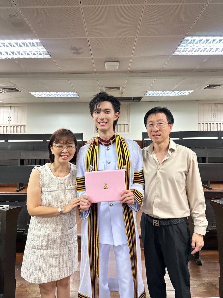 prjipata's tweet photo. ครอบครัว กิจจารุวรรณกุล ร่วมแสดงความยินดีกับบัณฑิตใหม่ “พูห์ กฤติน” ที่สำเร็จการศึกษา ปีการศึกษา 2569 
คณะวิศวกรรมศาสตร์ สาขาวิชาวิศวกรรมหุ่นยนต์และปัญญาประดิษฐ์ (Robotics & AI) หลักสูตรนานาชาติ จุฬาลงกรณ์มหาวิทยาลัย

POOH GRADUATION CELEBRATION

#PoohGraduationDay 
#PoohPavel #พูห์พาเวล 
#ppoohkt #pavelphoom