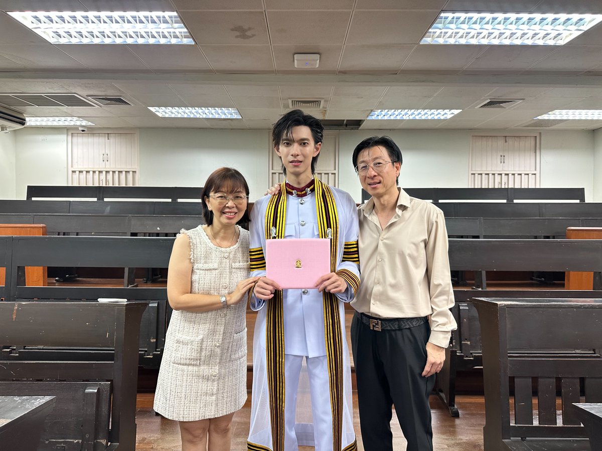 prjipata's tweet photo. ครอบครัว กิจจารุวรรณกุล ร่วมแสดงความยินดีกับบัณฑิตใหม่ “พูห์ กฤติน” ที่สำเร็จการศึกษา ปีการศึกษา 2569 
คณะวิศวกรรมศาสตร์ สาขาวิชาวิศวกรรมหุ่นยนต์และปัญญาประดิษฐ์ (Robotics & AI) หลักสูตรนานาชาติ จุฬาลงกรณ์มหาวิทยาลัย

POOH GRADUATION CELEBRATION

#PoohGraduationDay 
#PoohPavel #พูห์พาเวล 
#ppoohkt #pavelphoom
