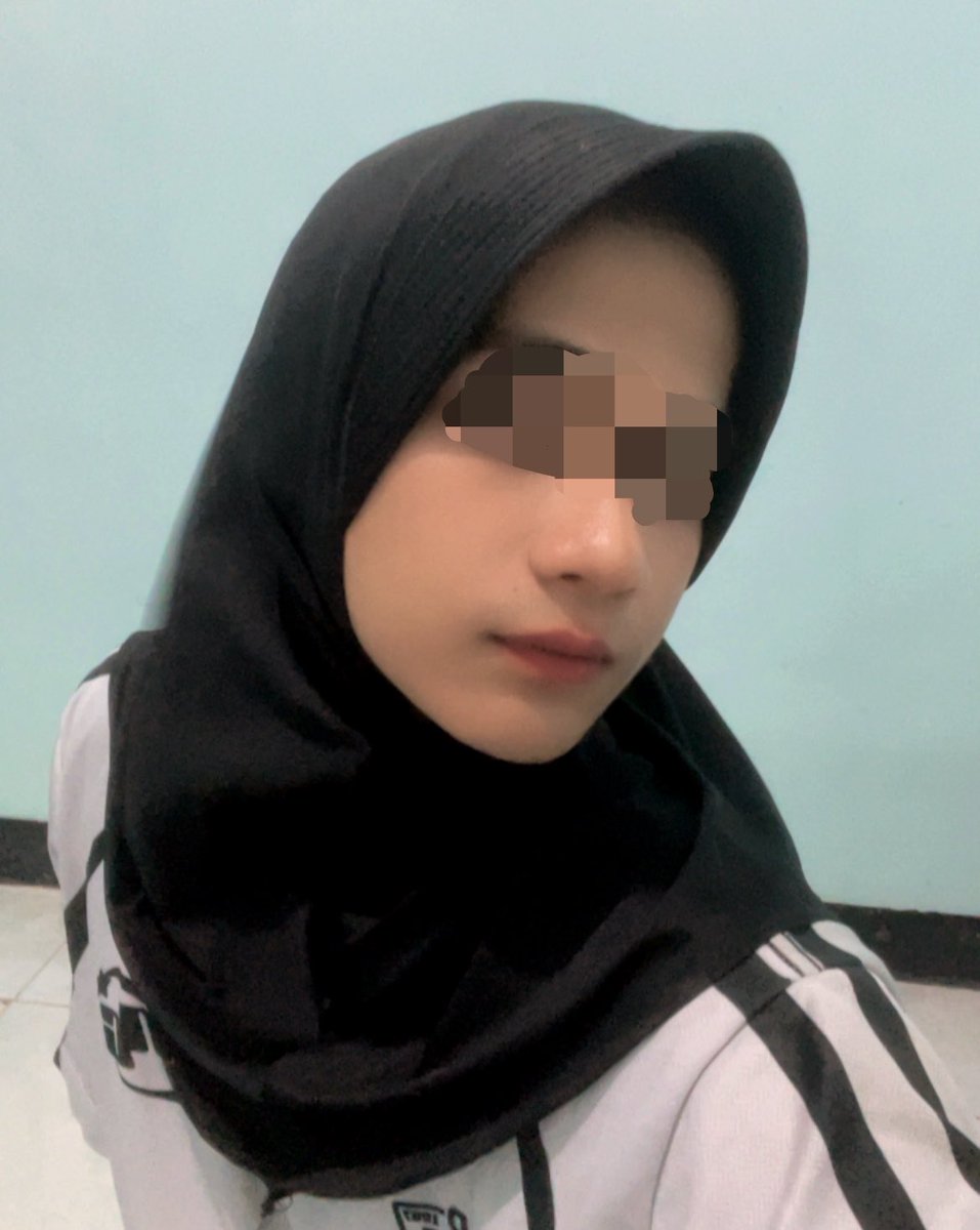 justviee_'s tweet photo. di era udh gapunya baju cding. masih bisa dipertemukan sm jilbab bekas diatas tangga kuli. thank god🥹 https://t.co/TpAlWnlbQ6