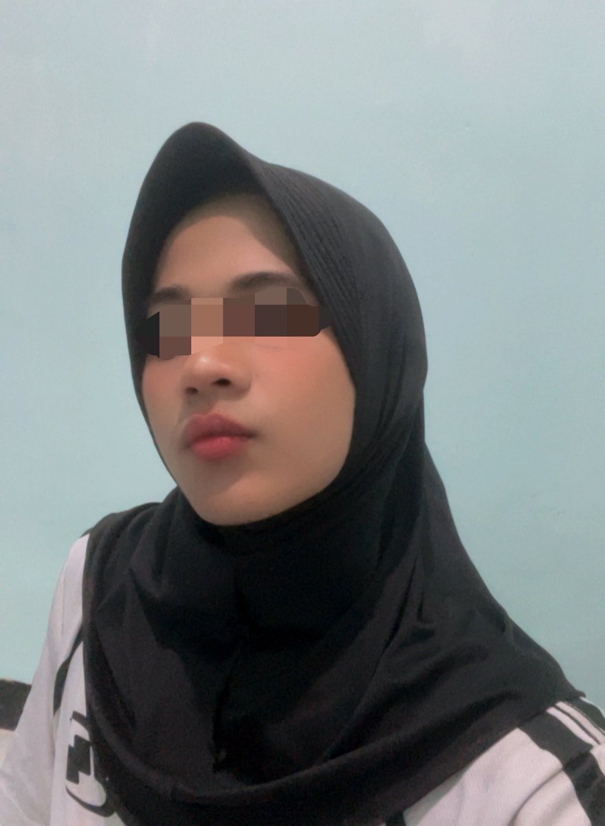 justviee_'s tweet photo. di era udh gapunya baju cding. masih bisa dipertemukan sm jilbab bekas diatas tangga kuli. thank god🥹 https://t.co/TpAlWnlbQ6