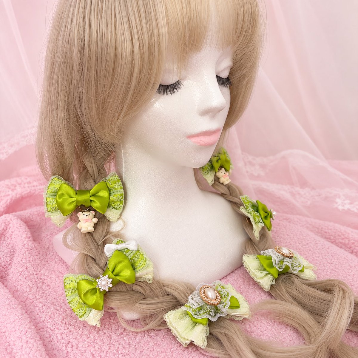 madedreamribbon's tweet photo. 🍀🍀深夜に自慢タイム🍀🍀

新作できました🥺💘
推し色リボンの6個セット🎀

ツインテールや三つ編みにたっぷり付けて、
推しをリボンまみれにしたい…🤍

グリーン担当の推しへ💚
ステージの上で誰よりも目立っちゃってくださいっ！！✨

他の推しカラーも作りたい🎀💭 https://t.co/JAyz5t0zQE