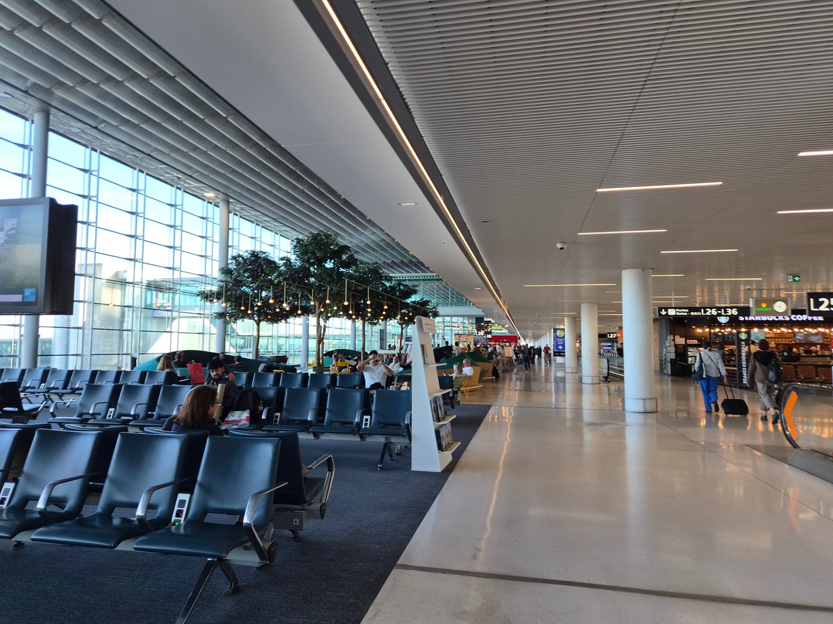 W2448gha's tweet photo. Woof ! My flight for tonight😊 https://t.co/mWqV23HKha