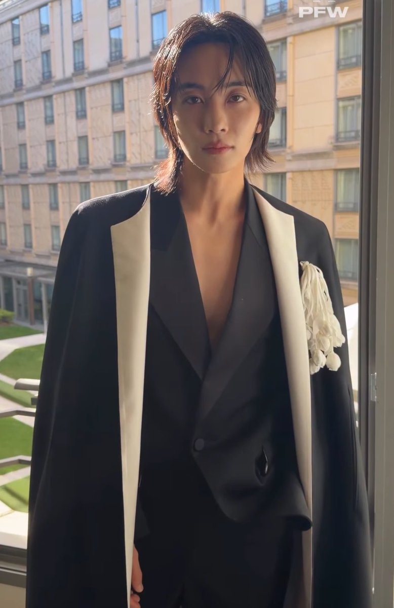 wonubliss's tweet photo. fashion week jeonghan is finally back 🖤 https://t.co/lOuATUL6cr