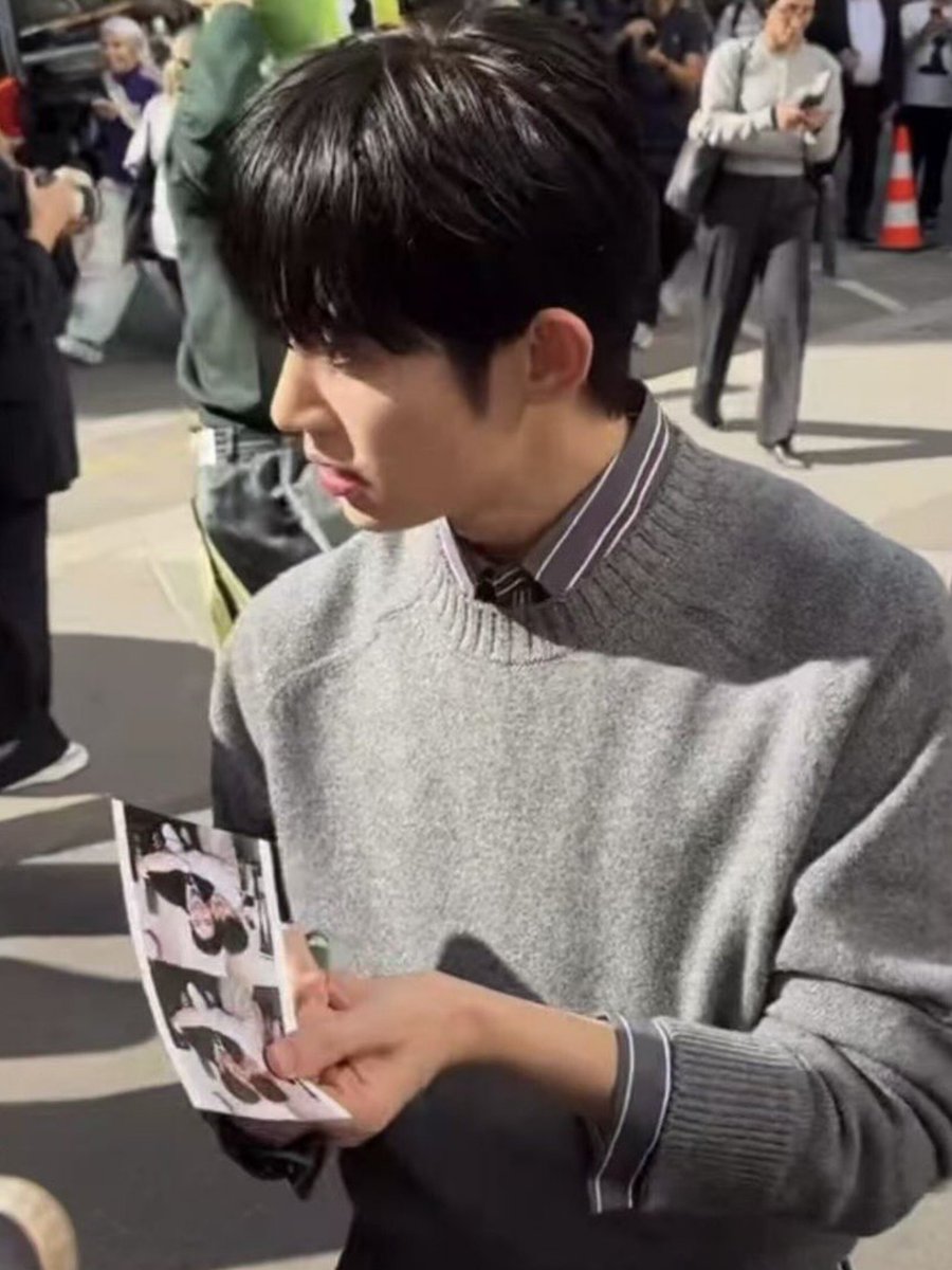 lngshotology's tweet photo. woi tuh bucket bunga yg dibawa timjangnim ada foto yoonwoonya trus siwoo juga ada ngambil fotonya anjirr lancar jaya yoonwoo 

PARK SIWOO AT LANVIN PFWSS27
#PARKSIWOO
#PARKSIWOOxLANVIN
#LANVINPFWSS27 https://t.co/odiGNUsiGJ