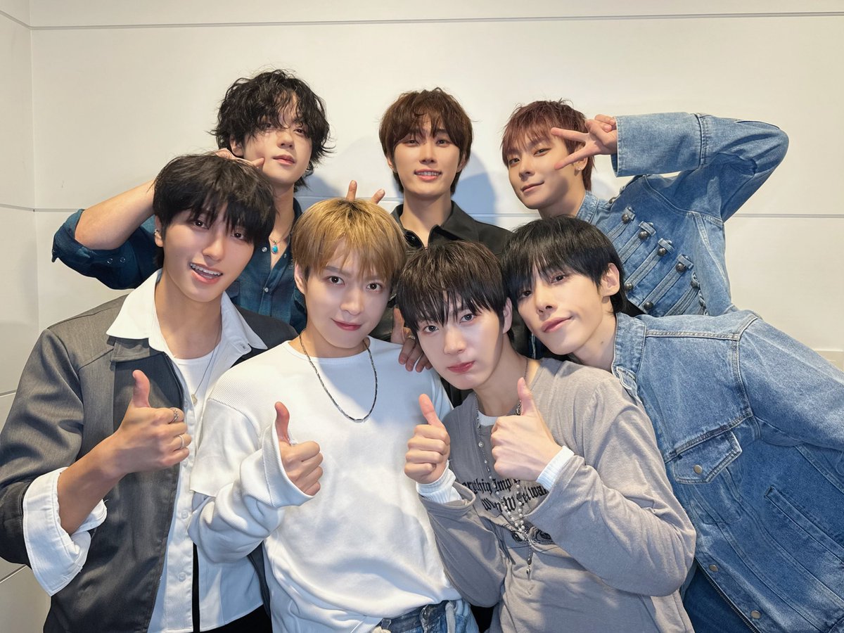 OmegaX_official's tweet photo. [📸]

오랜만에 한국에서 만난 포애기들 🥰
평일임에도 오엑이들과 함께해 주어서 정말 감사해요.
날씨가 많이 쌀쌀해졌는데 감기 조심하고,
주말도 따뜻하게 보내기! 항상 고마워요 🫶

#OMEGA_X #오메가엑스 https://t.co/ItX0PG8o2j
