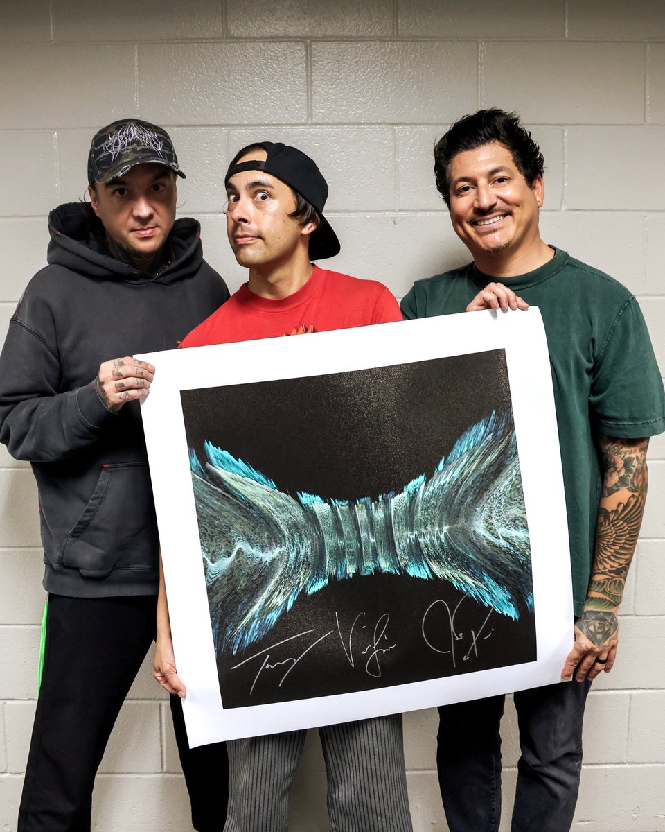 piercetheveil's tweet photo. We teamed up with @soundwaves_art to hand-sign a limited collection of artwork created from the sound waves of "King For A Day."

All profits raised will support @ltdfoundation in making dreams come true for music fans facing life-threatening illnesses by creating once-in-a-lifetime Dream Days.

Only a limited number of signed artworks are available.
https://t.co/LrX76JpNwP
