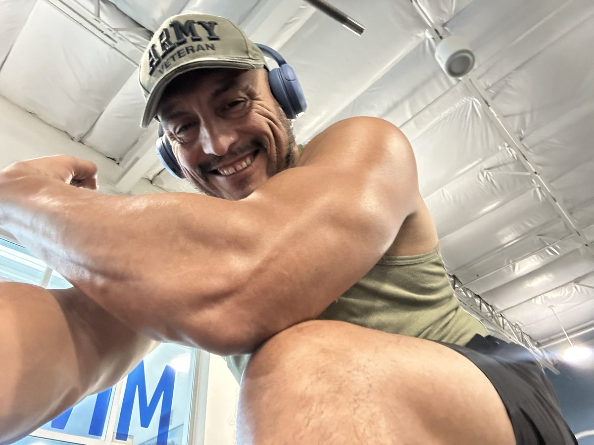 SpartanRob75's tweet photo. Happy upper body Friday! We lift heavy &amp; we like it! Keep them muscles strong &amp; lean that way. Am I 51 cuz I bench like I’m 31! Class of 93? No way that’s old ppl! Let’s get sum Spartans!
Kiss Leonidas’ fav soldier baby @lilhousgreendor 😘😘 https://t.co/jETNbhXNQY