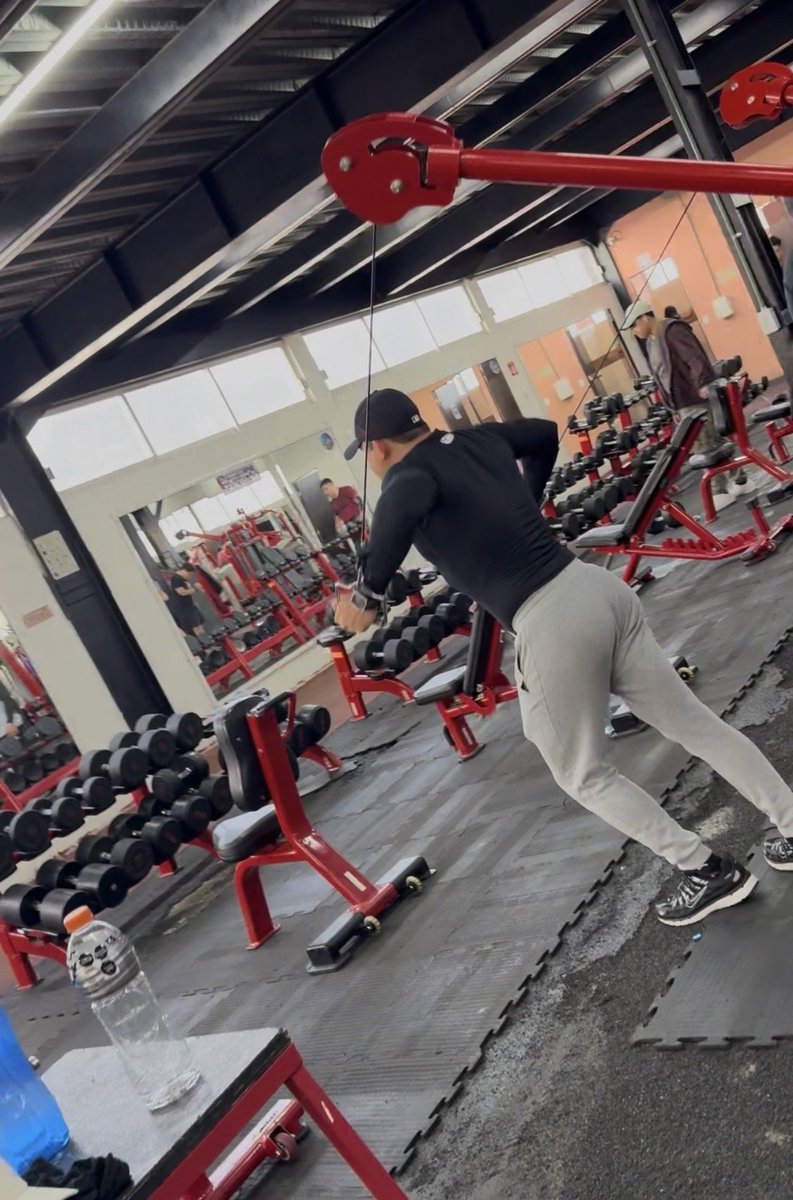 Ch1c0sD3L4C4ll3's tweet photo. De la serie vamos al Gym: En esa cola si me formo. #ChicoDelGym #hiciDLCalle #StreetGuy #RealGuy #Paparazzi #Corresponsal desde #CDMX #DistritoFederal #México https://t.co/eD0wXU0HjM