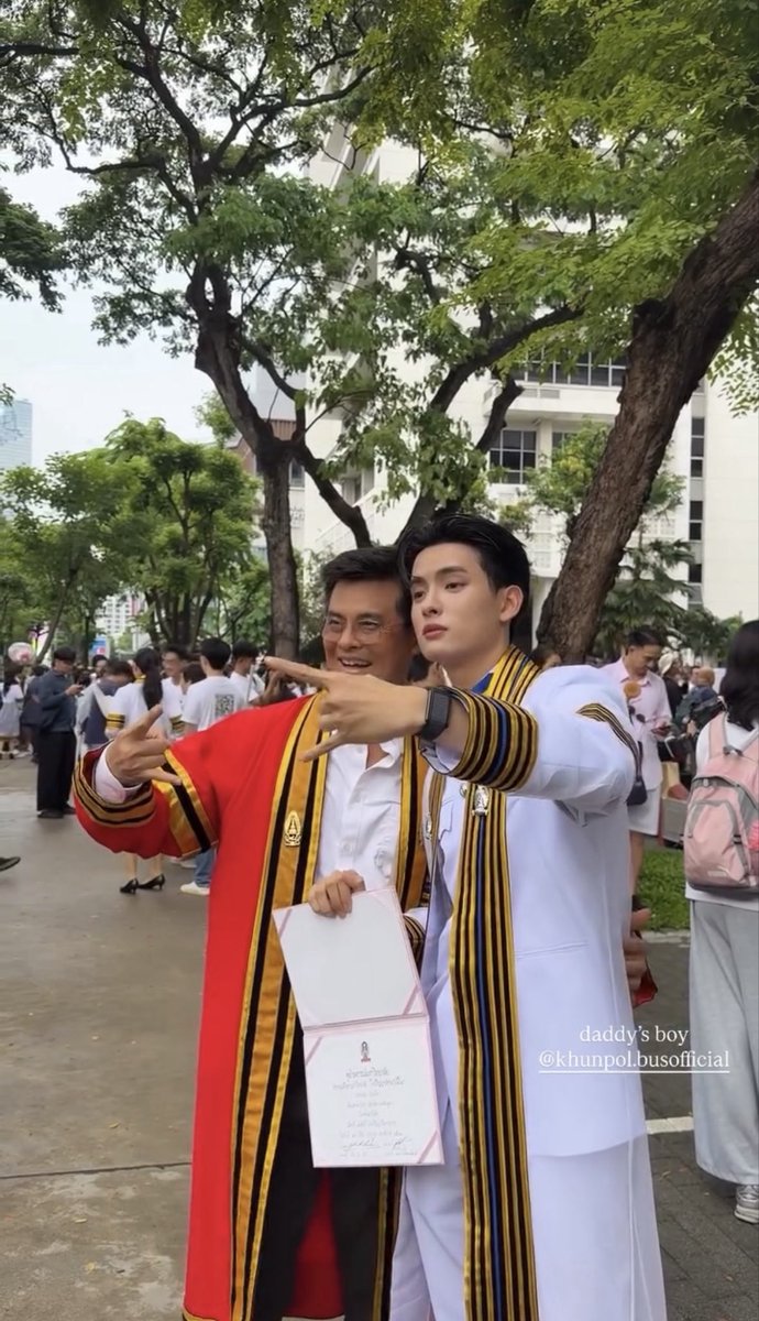munsehint's tweet photo. ป๊าหนุ่มเอาชุดครุยไปถ่ายกับขุนด้วย น่ารักมากลูกชายคนโตสอนป๊าแอ็คท่าอีกㅠㅠ.ㅠㅠ

KHUNPOL OFFICIALLY GRAD 

#KHUNPOLGraduationDay 
#KHUNPOL https://t.co/9237YXs66o