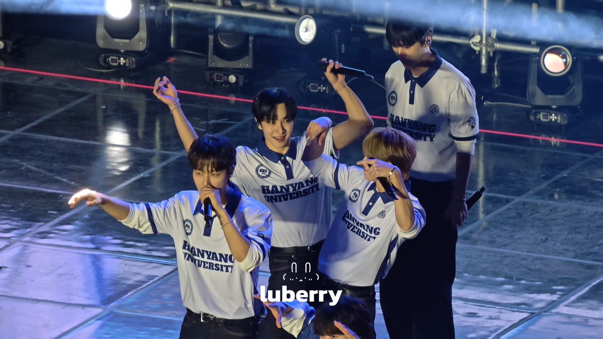 Four performers wearing "HANYANG UNIVERSITY" shirts perform on stage with microphones and dramatic lighting, with a "luberry" watermark visible.