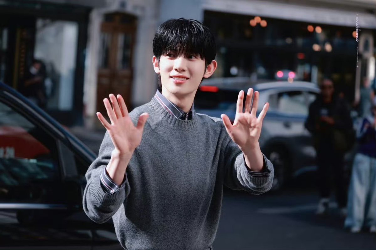 mmmgrxa's tweet photo. 我们仍未克制，朴时宇在这短短的时间里出了多少张神图。
朴时宇的帅气不需要用文字赘述，那张脸就是铁证

PARK SIWOO AT LANVIN PFWSS27

#PARKSIWOOxLANVIN
#PARKSIWOO
#LANVINPFWSS27 https://t.co/ti11I96ZFH