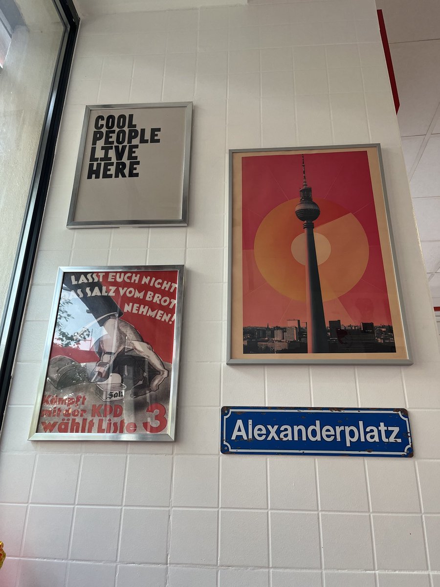 IgorJanowiak's tweet photo. Za mało mówi się o tym jak bardzo upadła sztuka plakatu wraz z rozpowszechnieniem się masowych, wizualnych środków przekazu. Za ich sprawą doszło do zubożenia wyobraźni, przez co zaniechano odwoływania się do niej w życiu codziennym, a rysunek wyparła fotografia (dziś wypiera SI, ale to inny temat).

W jednym z warszawskich kebabów (spółka należąca do Polaka), serwujących berlińską odmianę kebaba (gemüse kebap) natknąłem się na salę ozdobioną wieloma berlińskimi akcentami, w tym na reprodukcją plakatu KPD z 1932 roku.

„Nie dajcie sobie odebrać soli z chleba! Walczcie razem z KPD, głosujcie na Listę 3” głosi czerwony plakat. Przyznać trzeba, że kreatywność stała wówczas na wyższym poziomie. Nie sposób z tym polemizować, jako że miejsce tych plakatów jest w galeriach i na wernisażach, podczas gdy tych współczesnych raczej w nich nie zobaczymy.