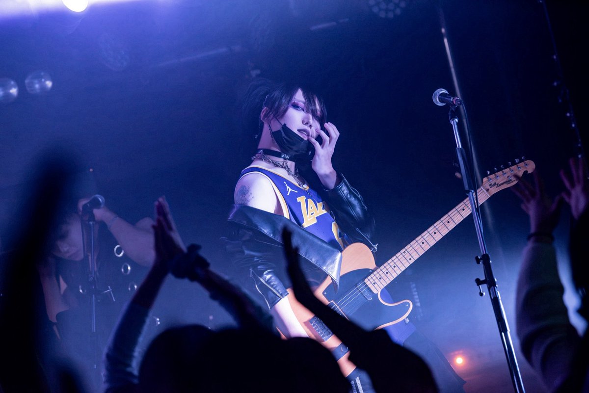 yoppy_howl's tweet photo. 惡抱味ゲスト参加ありがとうございました。

大切な一日に呼んでくれて嬉しかったし、みんな元気そうでよかったです。

８年前なんだね。

僕にとっては人生の全てだったバンドの曲も演奏したので当時の靴、髪型で挑みました。

そして本日タトゥー2周年。
VE(AT)NUSという名前を貰いました https://t.co/QIjV3sHe6X
