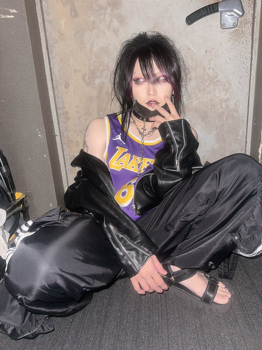 yoppy_howl's tweet photo. 惡抱味ゲスト参加ありがとうございました。

大切な一日に呼んでくれて嬉しかったし、みんな元気そうでよかったです。

８年前なんだね。

僕にとっては人生の全てだったバンドの曲も演奏したので当時の靴、髪型で挑みました。

そして本日タトゥー2周年。
VE(AT)NUSという名前を貰いました https://t.co/QIjV3sHe6X
