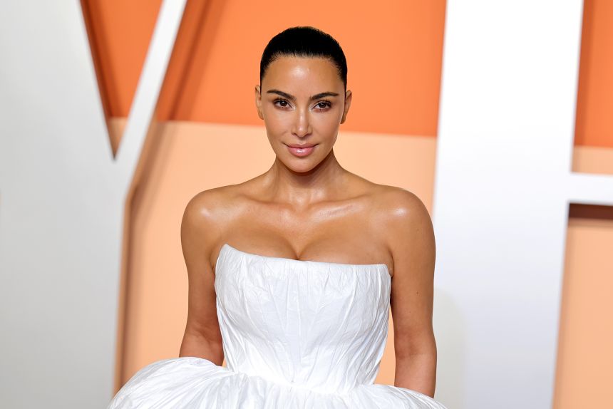 CapricornFM's tweet photo. #WildIn60Seconds | Kim Kardashian gets rewarded with 1 euro (R18.76) for having been a victim of an armed robbery in the French capital in 2016.
Listen to the #CapricornJunction as Lesedi Molekwa share more. https://t.co/BhWVSpJ6A3