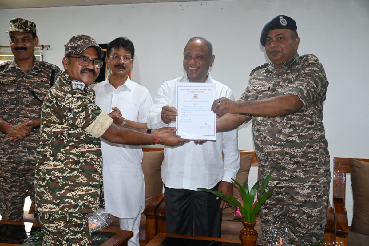 147BNCRPF's tweet photo. Appreciation Letters were awarded to 147 BN in recognition of its commendable contributions towards humanitarian service and tree plantation, Best Sanitation Employee and personnel who work in the fields of Hindi writing and oratory by Hon’ble MP Shri Parimal Suklabaidya. https://t.co/XRWk4QCPex