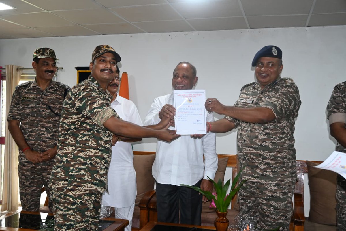 147BNCRPF's tweet photo. Appreciation Letters were awarded to 147 BN in recognition of its commendable contributions towards humanitarian service and tree plantation, Best Sanitation Employee and personnel who work in the fields of Hindi writing and oratory by Hon’ble MP Shri Parimal Suklabaidya. https://t.co/XRWk4QCPex