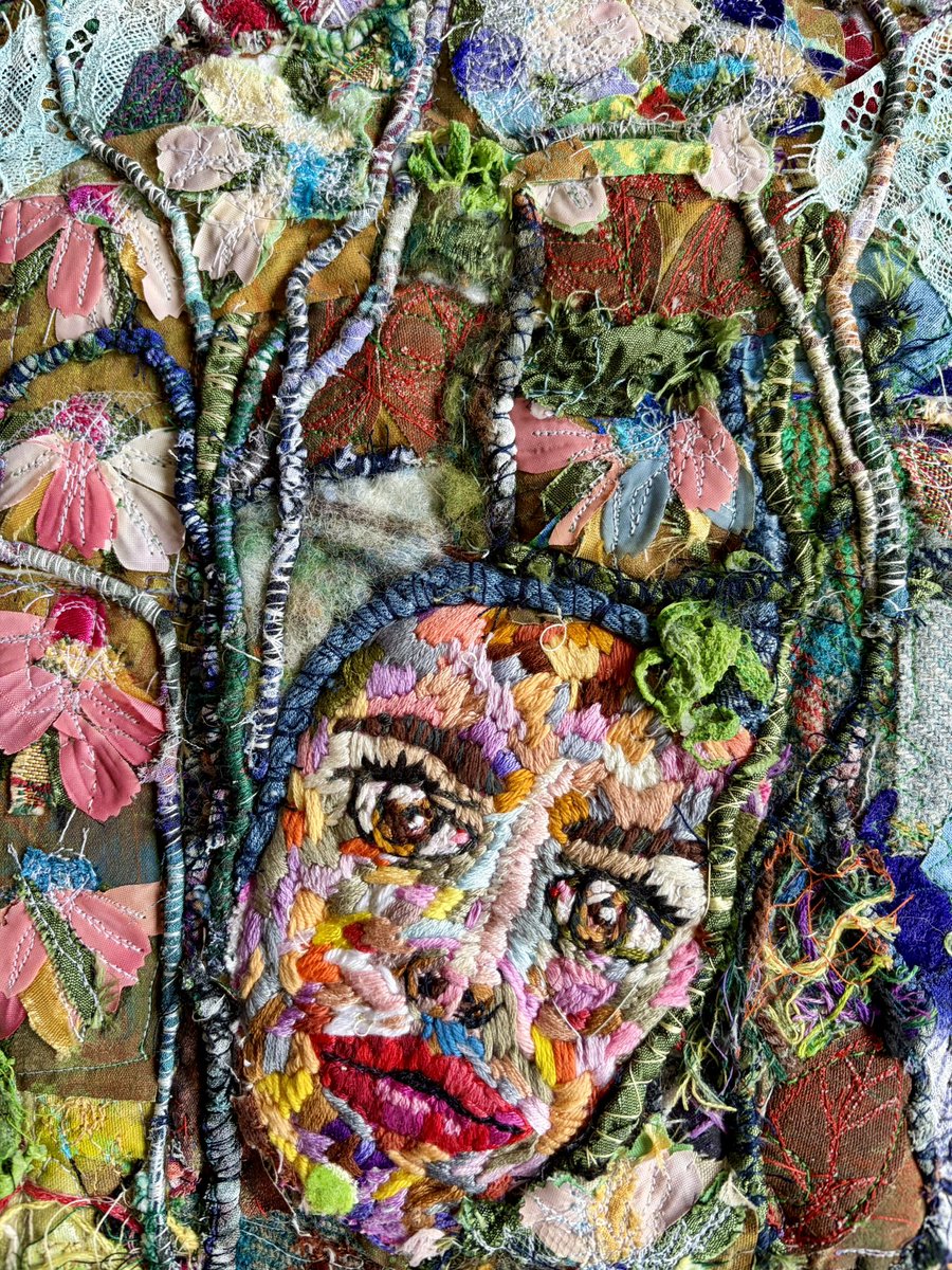 SusanBettyArt's tweet photo. Hello! I’m sharing my #textile #mixedmedia #wallhanging today. The female gardener 😃💚😃

https://t.co/Uo9dwIA5lY https://t.co/AW6eohjp00