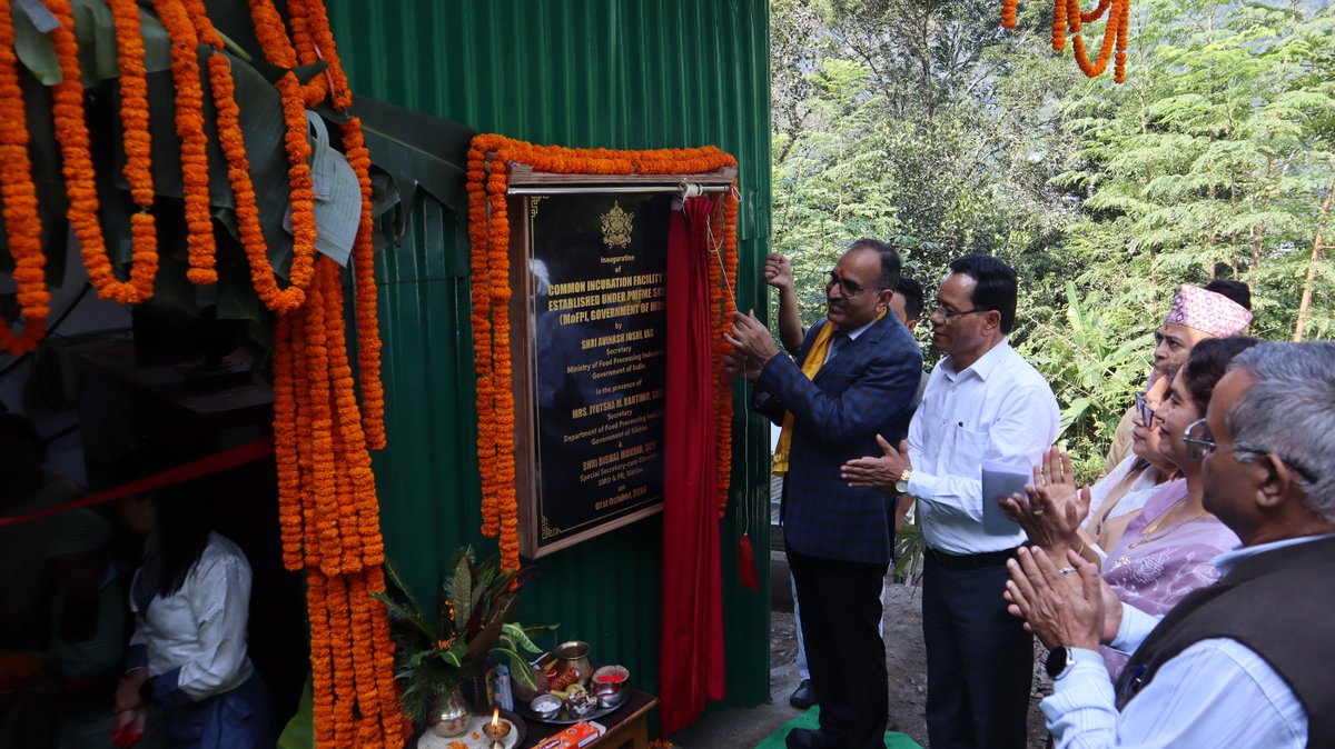 MOFPI_GOI's tweet photo. Shri Avinash Joshi, Secretary, #MoFPI inaugurated the Common Incubation Centre under #PMFMEScheme at SIRD Karfecta, Sikkim, in the presence of Secretary, DoFPI Smt. Jyotsna M. Karthak, Chairperson Smt. Kala Pradhan, Advisor, DoFPI Shri C. L. Gurung, and OSD Shri Arjun Sedai. https://t.co/KWLiZ2eJoj
