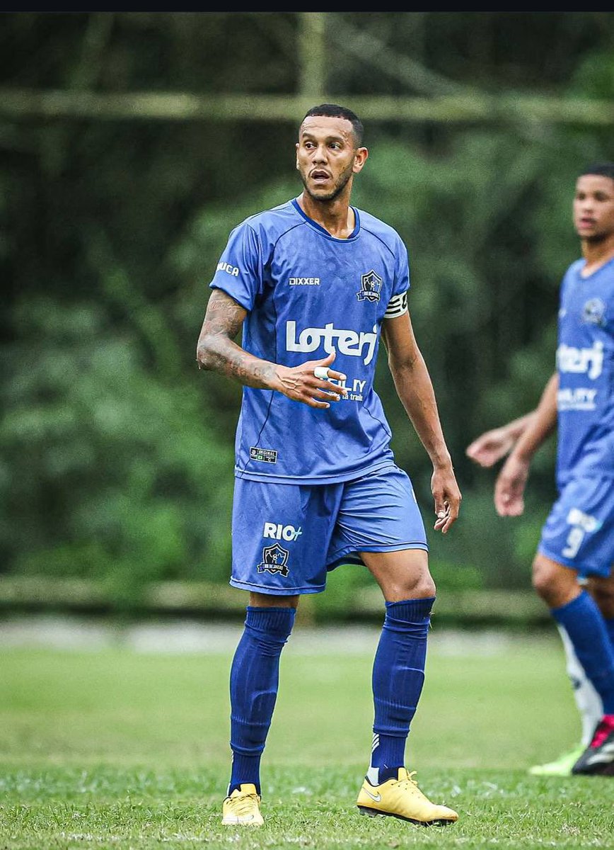AltasKing's tweet photo. O futebol brasileiro simplesmente não decepciona.

Na Carioca B2, Souza, ex-Vasco, Grêmio e São Paulo, é técnico E jogador do Rio de Janeiro FC.

E o mais aleatório: ele tem o cantor Chefinho como companheiro de equipe. 

Ontem, o Rio de Janeiro FC venceu o Barra Mansa por 2 a 0. https://t.co/wUltN8ntd0