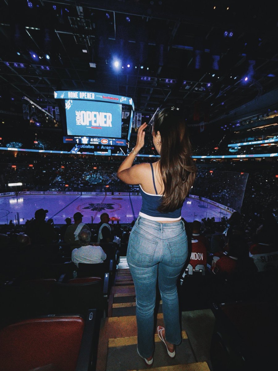 leafsbrat's tweet photo. Hockey is so back!! Posting more pics from this night on IG soon 👀#nhl #torontomapleleafs https://t.co/6DRS6O84EZ