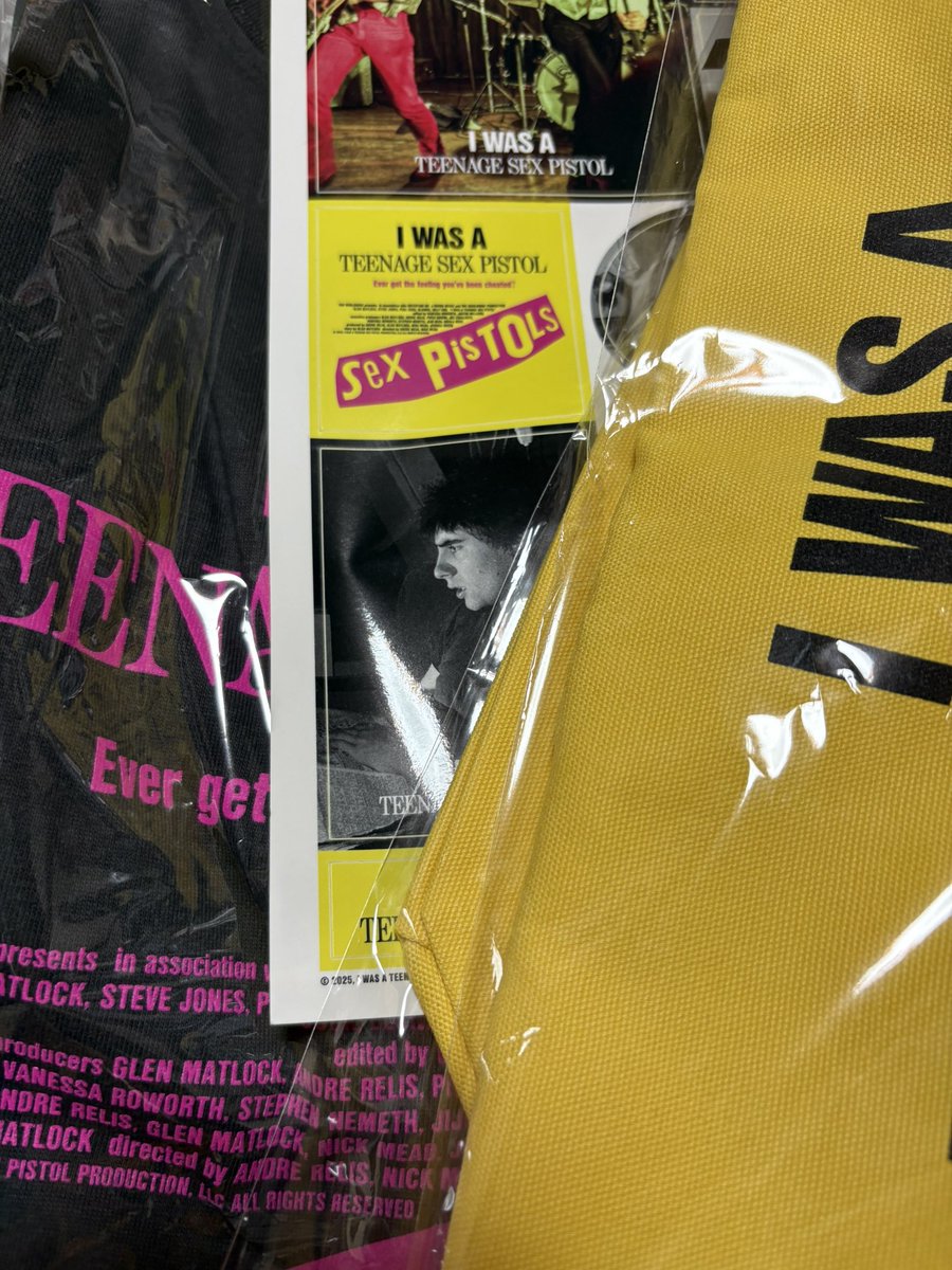 gomanbusi's tweet photo. セックスピストルズ破壊の設計図の初日トーク付き上演より帰宅。
邦題のタイトルといまさらピストルズもなぁって先入観持ってたけど、切なさもあるし凄く良い映画だったしみんなグレンマトロックが好きになる。
上演後のサイン会では仲野茂さんゴッツさん岡本さんアンドレ監督みんなナイスガイだった！ https://t.co/YPMiHbaB7x