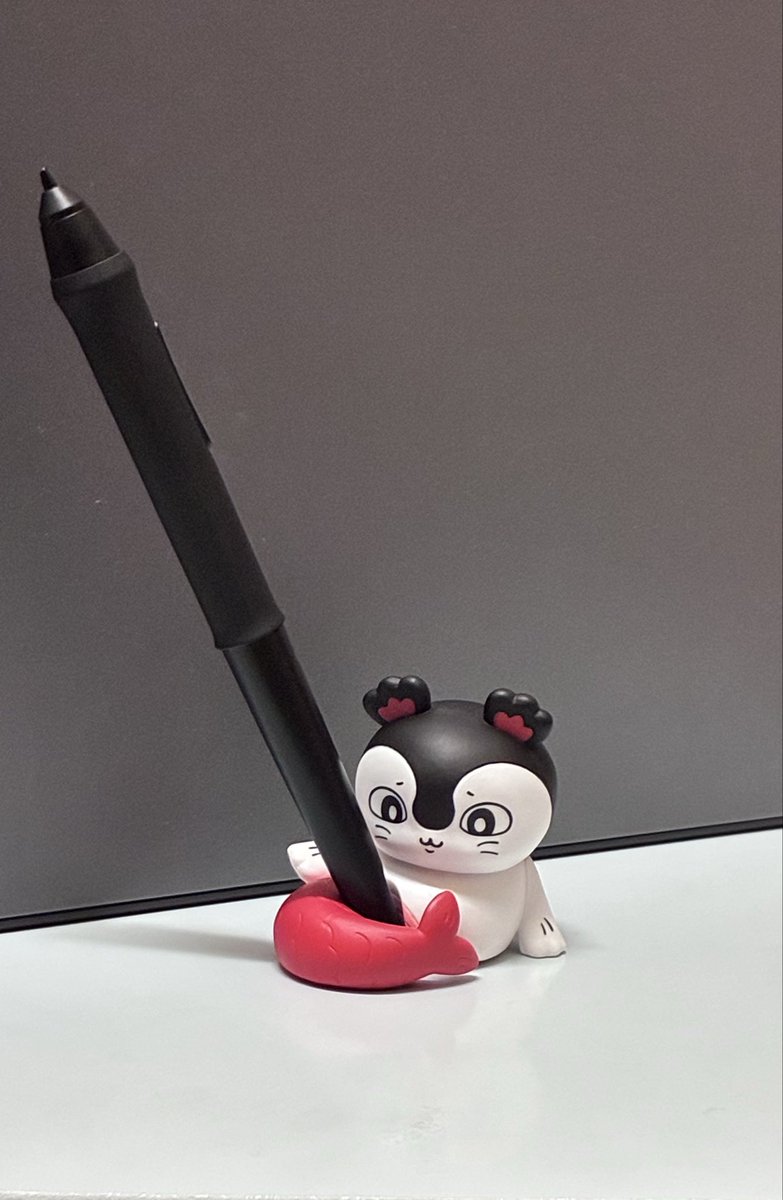 nuiziiiii's tweet photo. これ結構ずっしりしてて大体のペンはしっかり立てれて良い！！そんで造形がかなり神ってる https://t.co/0rownI8daG