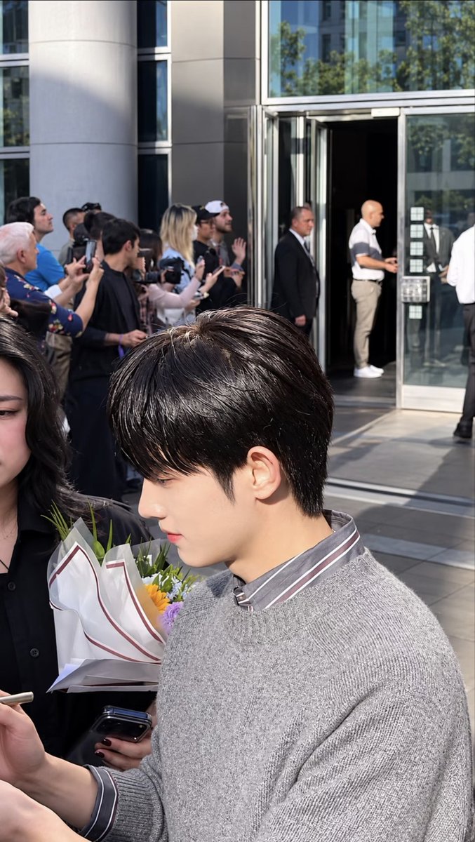 XX00419's tweet photo. Pháp xinh đẹp,Lanvin và Siwoo đều thật hoàn hảo.

PARK SIWOO AT LANVIN PFWSS27 
#PARKSIWOOxLANVIN 
#PARKSIWOO https://t.co/BqGM7fhL6B