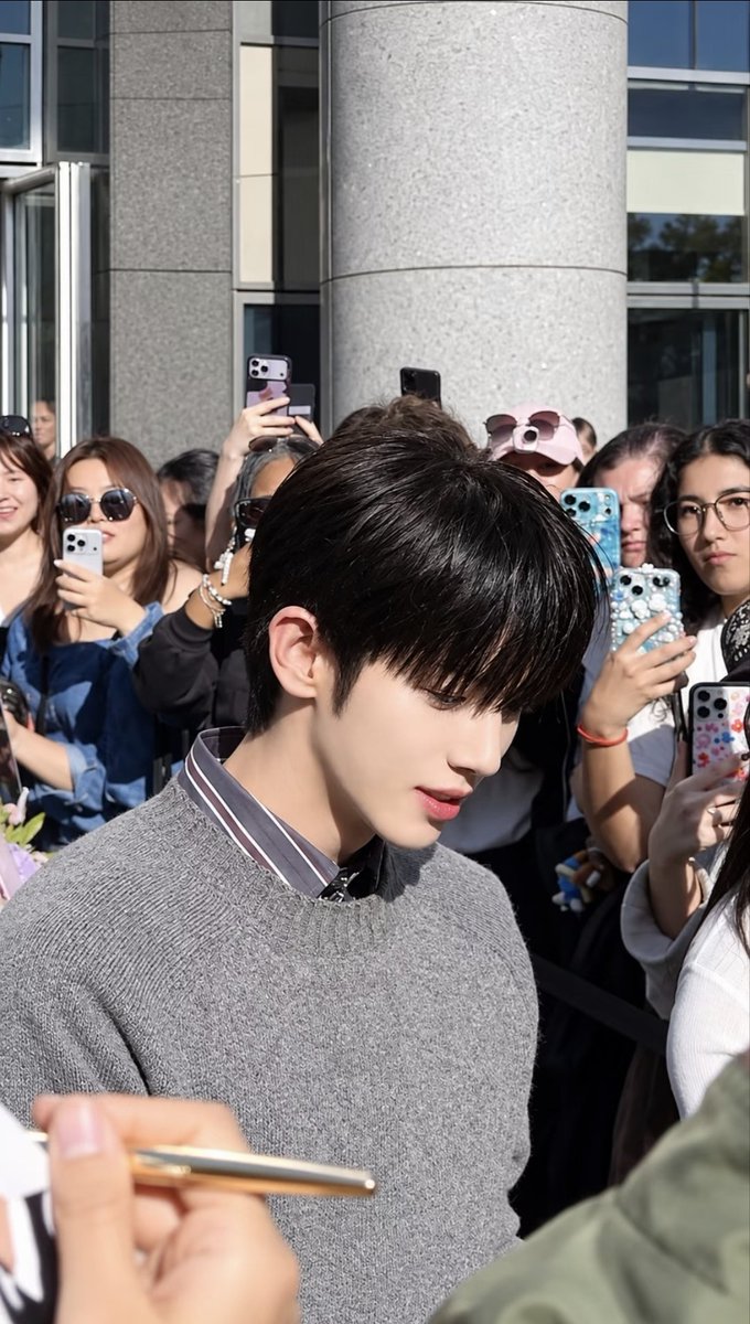 XX00419's tweet photo. Pháp xinh đẹp,Lanvin và Siwoo đều thật hoàn hảo.

PARK SIWOO AT LANVIN PFWSS27 
#PARKSIWOOxLANVIN 
#PARKSIWOO https://t.co/BqGM7fhL6B
