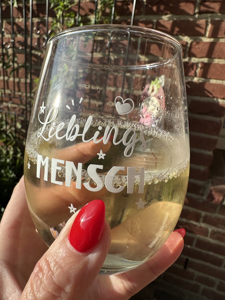 hedyundolaf's tweet photo. Gestern Nacht von Wein geträumt, heute direkt zwei Flaschen gekauft.
Träume nicht dein Leben, lebe deinen Traum. 🍷😂😂😂😂
#fump und Prost ihr Lieben 🫶 🥂🍻🍹🍸🥃🍷🤣🤣🤣🤣 https://t.co/0JJGbYkIYA