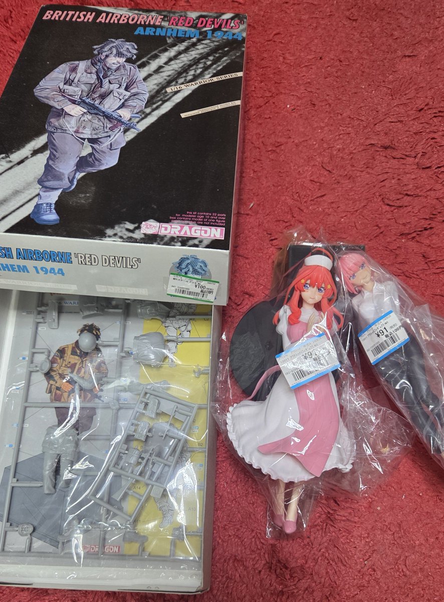 CAN4668's tweet photo. お疲れ様です

まだ作業部屋は手付かずですがギャン完成
机がないから腰が痛い
パチ組でも普通にカッコイイ

ジークアクスがワンコイン…
初心者にはオススメ出来ないキットだけど好きな作品だし何か寂しい

100円の兵隊さん
買っといてなんだけど可愛い女の子も100円なんだよなぁ…
#ガンプラ https://t.co/MjrKii8WMj
