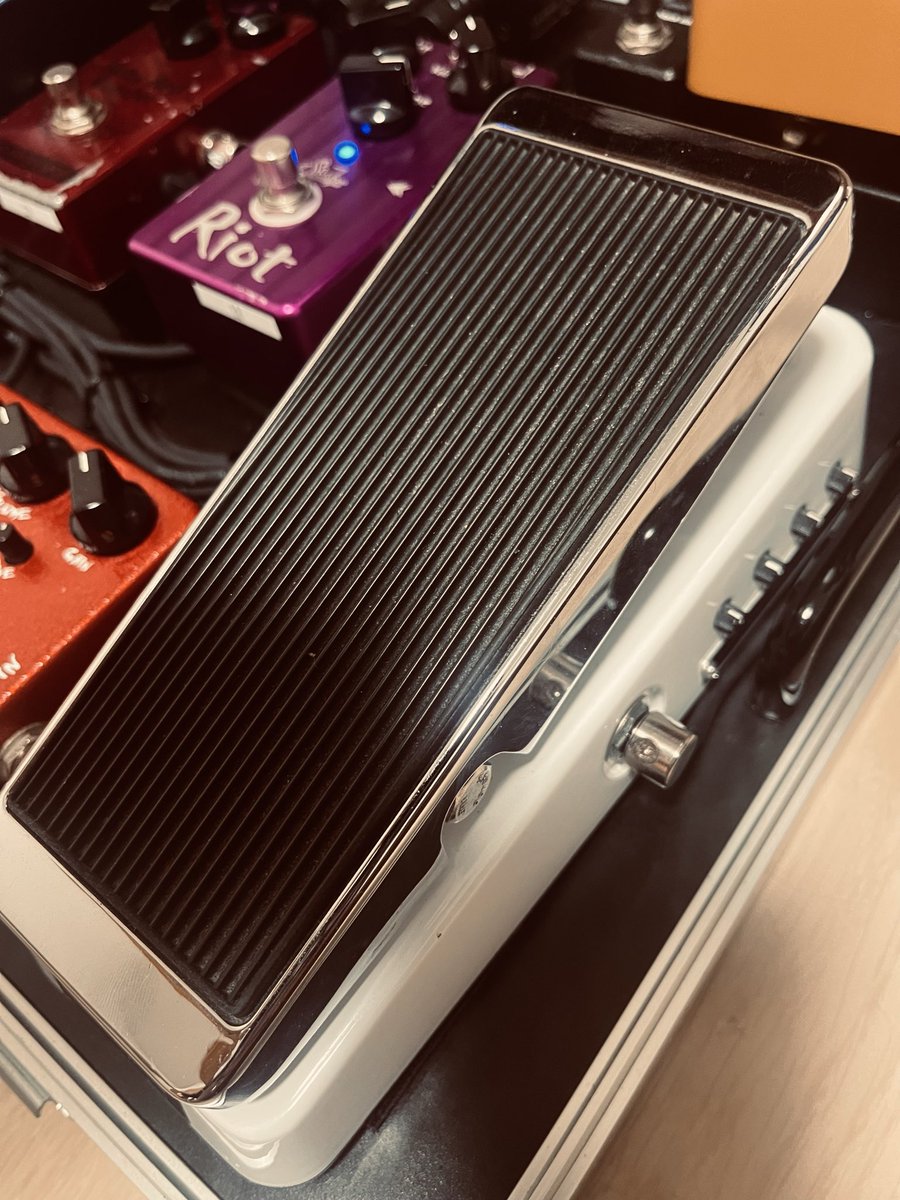 chan_ina_ringo's tweet photo. XoticのXW-1が「オンにしてもエフェクトがかからずバイパスする」という現象が起きてて、修理出そうかと思ってたんだけど、内部スイッチ設定の組み合わせが原因だったらしい。デフォにしたら直った！
同じ悩みの人いたら試してみてー！
嬉しいから次のライブで多めに使っちゃお♡ https://t.co/2WAbxdLvUw