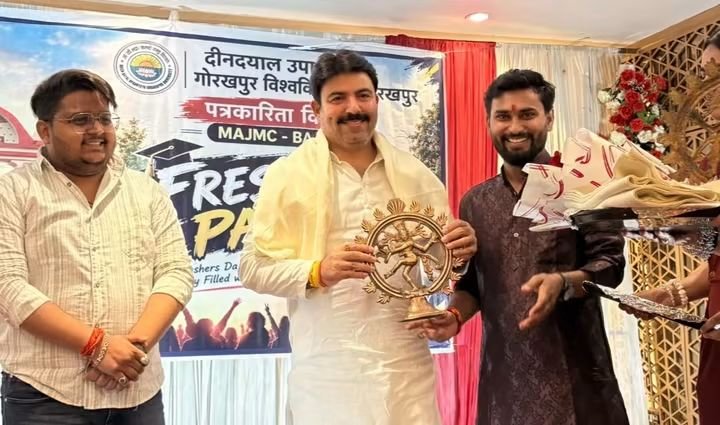 AdarshManiBjp's tweet photo. गोरखपुर विश्वविद्यालय के पत्रकारिता विभाग के छात्र-छात्राओं द्वारा आयोजित कार्यक्रम में सम्मिलित होकर युवा साथियों से संवाद करने का अवसर मिला। सभी विद्यार्थियों को उनके उज्ज्वल भविष्य के लिए अपनी शुभकामनाएं दीं।

@shalabhmani https://t.co/BgGnQNsASc