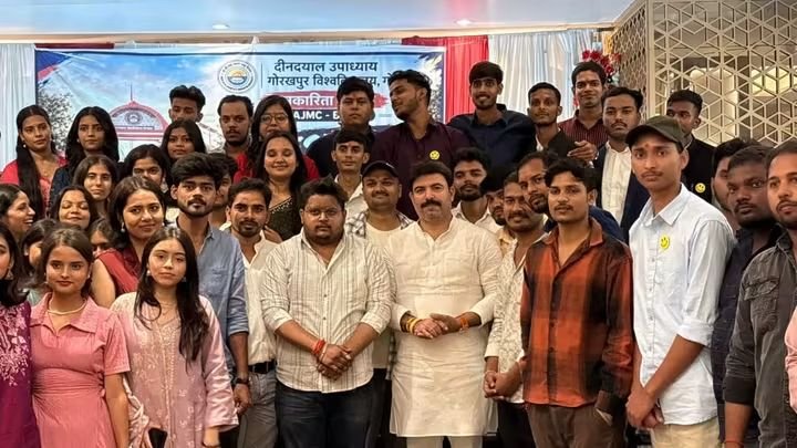 AdarshManiBjp's tweet photo. गोरखपुर विश्वविद्यालय के पत्रकारिता विभाग के छात्र-छात्राओं द्वारा आयोजित कार्यक्रम में सम्मिलित होकर युवा साथियों से संवाद करने का अवसर मिला। सभी विद्यार्थियों को उनके उज्ज्वल भविष्य के लिए अपनी शुभकामनाएं दीं।

@shalabhmani https://t.co/BgGnQNsASc
