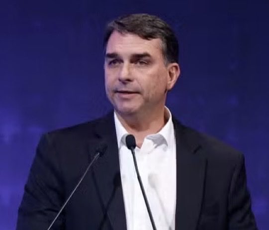 pesquisas_elige's tweet photo. 🚨URGENTE/TODOS DEVEM REPUBLICAR: Após inúmeros alertas do @Pesquisasdolula, a Polícia Federal (PF) acabou de começar a investigar formalmente o candidato FLÁVIO BOLSONARO (PL-RJ) pelo financiamento de uma empresa de fachada do Banco Master à compra de uma mansão de R$ 15 milhões, em Brasília (DF). Efetivamente, o imóvel foi adquirido com 60% de desconto, pelo valor de R$ 6 milhões!🇧🇷😭🫡😎

🗞️Jornal O Globo