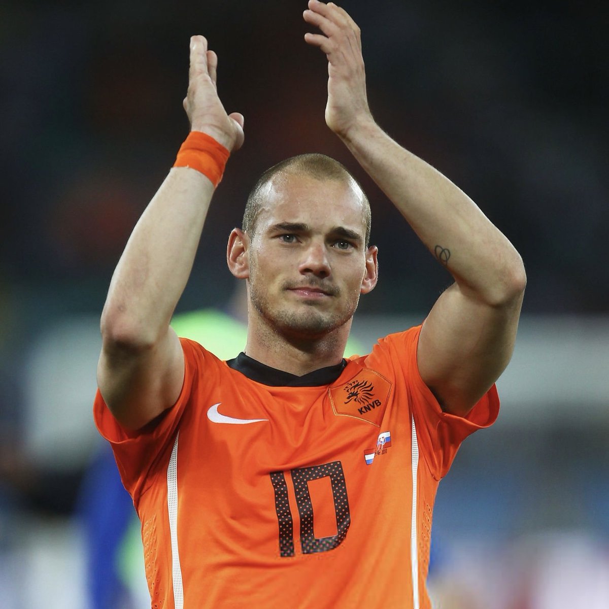 ActuFoot_'s tweet photo. 🚨 WESLEY SNEIJDER 🇳🇱 JUGE « ÉTRANGE » LA NOMINATION DE XAVI À LA TÊTE DES PAYS-BAS ! 🤨

« XAVI A OBTENU SES LICENCES D’ENTRAÎNEUR A, B ET PRO EN QUATRE SEMAINES. 

Je trouve assez ÉTRANGE qu’ils aient choisi un sélectionneur qui ne répond pas aux exigences de la Fédération néerlandaise elle-même. 

Je souhaite le meilleur à Xavi mais je trouve cela étrange. »

🎙️ @ZiggoSport via @footmercato