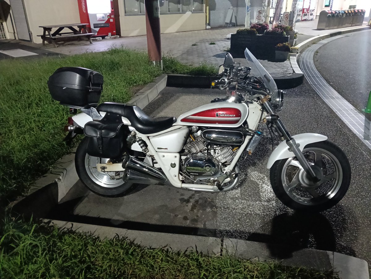 MagnaTakehiko's tweet photo. こんばんは〜☁
超久しぶりの常磐道下り谷田部東PA🏍
出遅れた時は「高速道路」使わないと、割に合わない😅
と、言うより都内からの下りR6を走るのが嫌になってきている😑 https://t.co/N0xdOMQtY7