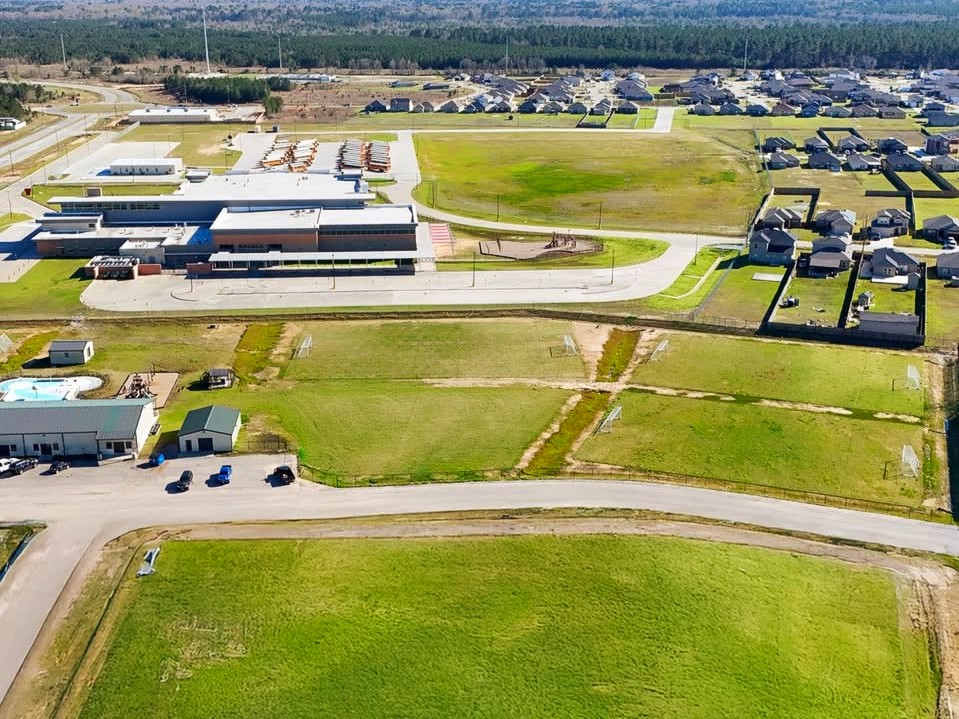 ColonyRidgeTX's tweet photo. ⚽🔥 Soccer is a huge part of our community

🏟️ Spaces where the game never stops
👨‍👩‍👧‍👦 Families spending time together
🤝 Friends becoming teammates

Because living here means staying active and connected 💥

#SantaFeNorthHouston #ColonyRidge #HoustonTX #SoccerLife #YouthSports #ColonyRidgeCommunities #soccer #soccerfields #soccerlove