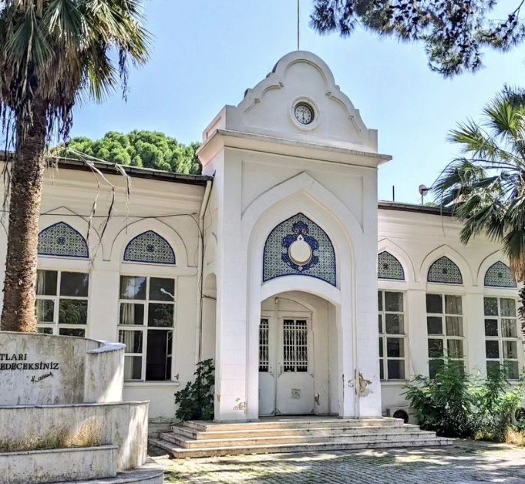 EkizogluMehmet's tweet photo. Aydın Lisesi'nin tarihi binası, 1928 yılında yapılmış. Mimarının adını bulamadım ama ulusal mimarlık akımının güzel bir örneği olduğunu düşünüyorum. https://t.co/KuWJ6skIcQ