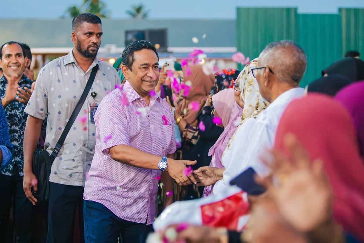 PNFront's tweet photo. ރައީސް ޢަބްދުﷲ ޔާމީން ޢަބްދުލްޤައްޔޫމް މިއަދު އައްޑޫ ސިޓީއަށް ކުރެއްވި ޒިޔާރަތުގައި، އެ ސިޓީގެ ގިނަ އަދަދެއްގެ ރައްޔިތުން ނުކުމެ އެމަނިކުފާނަށް ވަރަށް ހޫނު މަރުޙަބާއެއް ދަންނަވައިފިއެވެ. https://t.co/eKRo2h7BzJ