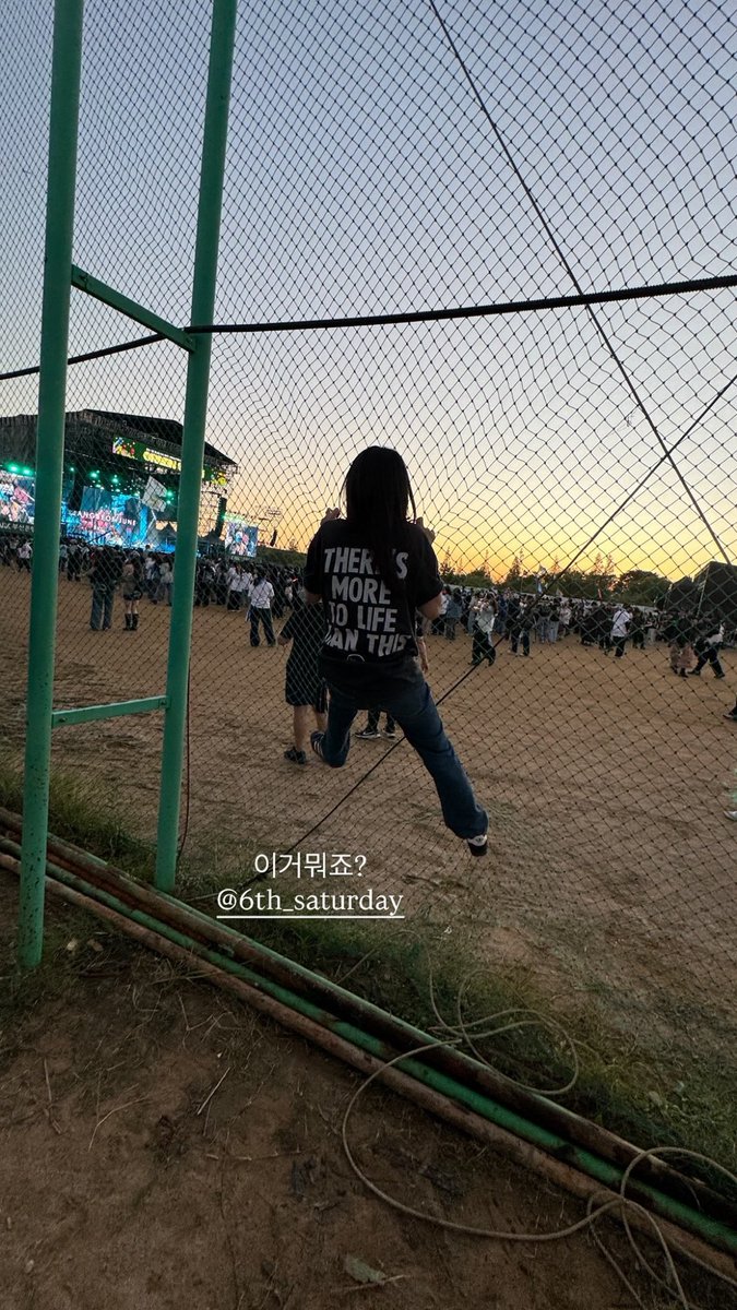 standingzone's tweet photo. 이러고 무대 내려가서 그물 타셨네요 ^^ https://t.co/7kpvcy9K8Q